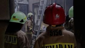 Sebanyak 76 personel Suku Dinas Penanggulangan Kebakaran dan Penyelamatan Jakarta Selatan dikerahkan untuk memadamkan kebakaran yang melanda gudang penyimpanan peralatan masak atau katering Kebagusan Raya, Pasar Minggu, Jaksel. 