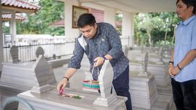 Menjelang bulan Ramadan, Anggota Komisi VI DPR RI, Kawendra Lukistian, melakukan ziarah ke makam kakek Presiden Prabowo Subianto, yakni Margono Djojohadikusumo pada Senin (16/2/26).