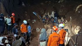 Tim SAR gabungan terus melakukan pencarian terhadap seorang penambang emas ilegal yang diduga tertimbun longsor di kawasan Batu Putih, Distrik Jayapura Selatan, Kota Jayapura.