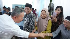 Menjelang bulan suci Ramadhan, Wakil Menteri Hak Asasi Manusia (Wamen HAM) Mugiyanto menyerahkan santunan kepada keluarga korban Peristiwa Mei 1998 dalam acara munggahan dan silaturahmi di kawasan Jatinegara Kaum.