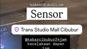 Di saat bersamaan, sebuah truk yang diduga keluar dari area proyek pembangunan tiba-tiba melintas dan menghantam sepeda motor korban. Benturan keras membuat korban terpental hingga ke jalur berlawanan dan membentur pohon di trotoar.