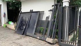 Pengemudi mobil berinisial AP (35) yang menabrak rumah mantan Wakil Presiden Republik Indonesia Jusuf Kalla di Jalan Brawijaya IV, Kebayoran Baru, Jakarta Selatan, diwajibkan mengganti kerugian sekitar Rp25 juta.