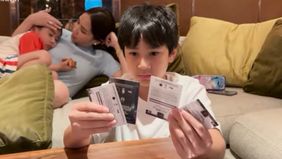 Nagita Slavina terlihat syok saat tahu Rafathar dan Rayyanza beli kartu permainan seharga Rp30 juta.