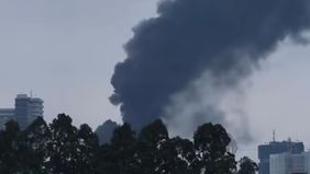 Kebakaran hebat melanda sebuah gudang ban di kawasan Bintaro, Kecamatan Pondok Aren, Kota Tangerang Selatan, pada Rabu, 18 Februari 2026 pagi.
