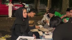 Karina Ranau makan sahur di dekat makam Epy Kusnandar, tuai cibiran warganet.