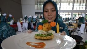 Dokter dan ahli gizi masyarakat Dr. dr. Tan Shot Yen, M.Hum, mengingatkan bahwa mengonsumsi karbohidrat dalam jumlah besar saat sahur bukanlah strategi efektif untuk menahan lapar selama berpuasa.