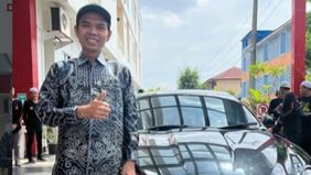 Semoga Allah menerima amal jariyah beliau.Semoga setiap ayat yang dibaca di pesantren itu menjadi cahaya di alam kuburnya.Dan semoga kita pun diberi keberanian untuk memberi&mdash;meski dalam diam, meski tanpa nama.