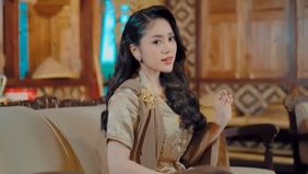 Dia membawakan lagu berjudul Kalangkang.