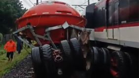 Perjalanan Kereta Api (KA) Bandara Soekarno-Hatta terganggu pada Jumat (20/2/2026) pagi setelah KA 806A mengalami benturan dengan sebuah truk di lintasan antara Stasiun Poris dan Stasiun Batuceper.