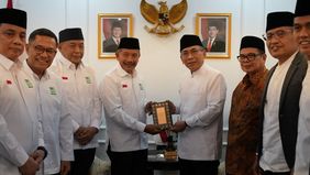 Menjadikan bulan Ramadan sebagai ladang beramal ibadah melatari Yayasan Muslim Sinar Mas (YMSM) mewakafkan mushaf Alquran bagi masyarakat luas.