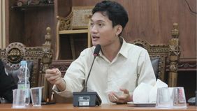 Ketua Badan Eksekutif Mahasiswa Universitas Gadjah Mada (BEM UGM), Tiyo Ardianto tengah menjadi sorotan di media sosial setelah mendapatkan teror usai mengkritik terkait program Makan Bergizi Gratis (MBG).