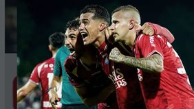 Persebaya membalas pada menit ke-18, di mana mereka bisa saja memimpin andai tendangan jarak jauh dari Jefferson tak membentur mistar gawang.