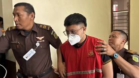 Jaksa Penuntut Umum (JPU) Kejaksaan Tinggi Jawa Barat mendakwa Adimas Firdaus atau yang dikenal dengan nama YouTuber Resbob karena menyebarkan ujaran kebencian terhadap Suku Sunda melalui siaran langsung di media sosial.