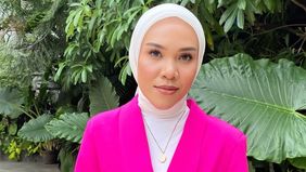 Netizen tetap mencibir dan mendesak Cut Rizki untuk memposting permintaan maaf dengan tayangan video.