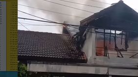Banyaknya material yang mudah terbakar di lokasi kejadian membuat kobaran api cepat membesar.