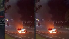 Benturan keras membuat sepeda motor terbakar akibat kebocoran tangki bahan bakar.
Kobaran api sempat membesar dan menjadi perhatian warga sekitar sebelum akhirnya petugas datang ke lokasi.