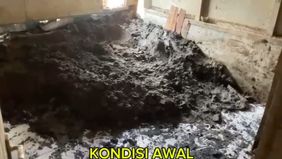 Personel TNI terus melakukan pembersihan rumah warga di Aceh yang terendam lumpur usai bencana banjir bandang pada November lalu.