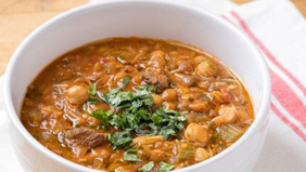 Selama bulan Ramadan, umat Muslim menjalankan ibadah puasa dengan memulai hari melalui santap sahur sebelum waktu subuh dan menutupnya dengan berbuka puasa atau iftar saat matahari terbenam.