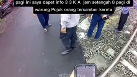 Seorang pengendara motor laki-laki dilaporkan meninggal dunia di lokasi kejadian setelah tertabrak kereta api. Kerasnya benturan membuat korban terpental hingga sejauh kurang lebih 150 meter ke area rerumputan di sekitar rel.