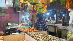 Harga sejumlah komoditas pangan strategis nasional kompak mengalami penurunan pada perdagangan Jumat 24 Juli 2026. 
