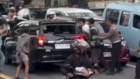 Sebuah mobil berwarna hitam menjadi sasaran amuk massa di kawasan Pasar Baru Timur, Jakarta Pusat pada Rabu, 25 Februari 2026 sore.