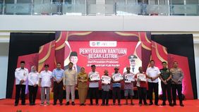 Mengayuh becak bukan lagi perkara mudah bagi Karsimo, penarik becak berusia 75 tahun asal Kabupaten Kediri, Jawa Timur. Selama 32 tahun terakhir ia menggantungkan hidup dari becak ontel.