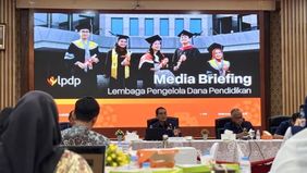 Direktur Utama Lembaga Pengelola Dana Pendidikan (LPDP) Sudarto mengingatkan para alumni penerima beasiswa agar tetap menjaga moral, etika, serta nilai-nilai kebangsaan dalam setiap langkah dan peran mereka di tengah masyarakat. Ia menekankan bahwa d