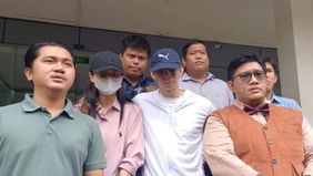 Dodo Siagian bersama putranya, Nasio Siagian, yang menjadi terduga pelaku penganiayaan terhadap pasangan suami istri Darwin dan Angel di kawasan Kapuk, Cengkareng, Jakarta Barat, menghadapi ancaman hukuman penjara maksimal lima tahun.