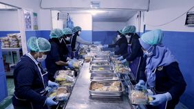 Telepon tiba-tiba berdering pada malam Jumat, selepas makan malam di rumah Nur Rahmadani, siswi kelas VII salah satu Madrasah Tsanawiyah di Kabupaten Sigi, Sulawesi Tengah. Suara guru di ujung sana terdengar menanyakan satu hal: tulisan di ompreng Ma