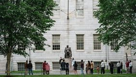  Harvard University pada Rabu, 25 Februari 2026, mengonfirmasi bahwa mantan presidennya, Lawrence H. Summers, akan menghentikan aktivitas mengajar. Keputusan tersebut diambil di tengah proses peninjauan internal kampus terkait relasinya dengan Jeffre