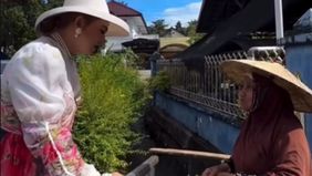 Penampilan istri Rudy Mas'ud, Sarifah Suraidah, kembali menjadi perhatian publik. Dalam sebuah video yang viral di Instagram, ia terlihat mendatangi seorang nenek penjual sayur di pinggir jalan. Momen yang dibagikan akun @peopletoday.id itu memperlih