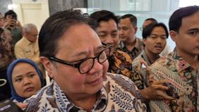 Menteri Koordinator (Menko) Bidang Perekonomian Airlangga Hartarto mengatakan pekerja Perjanjian Kerja Waktu Tertentu (PKWT) dan tenaga alih daya atau outsourcing akan kembali diatur dalam Undang-Undang (UU) Ketenagakerjaan yang baru.
