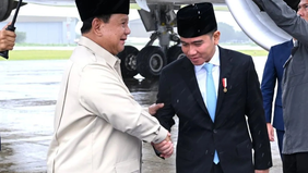  Wakil Presiden Gibran Rakabuming Raka menyambut kepulangan Presiden Prabowo Subianto di Pangkalan TNI AU Halim Perdanakusuma, Jakarta, Jumat. Presiden baru saja menuntaskan rangkaian kunjungan kerja ke Amerika Serikat, Yordania, dan Uni Emirat Arab.