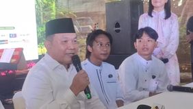 Purnawirawan Jenderal Dudung Abdurachman beralih profesi sebagai penyanyi dan merilis lagu religi dengan kolaborasinya bersama Fajar Sadboy.
