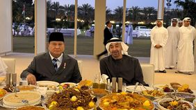 Suasana akrab dan hangat tergambar saat Presiden Republik Indonesia, Prabowo Subianto, berbuka puasa bersama Presiden Uni Emirat Arab (UEA), Mohammed bin Zayed Al Nahyan atau MBZ