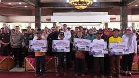 Muaji menerima becak listrik gratis dari Prabowo Subianto melalui Gerakan Solidaritas Nasional (GSN), untuk meringankan beban fisiknya kala menjemput rezeki.