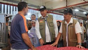 Direktur Utama Perum BULOG,Letjen TNI (Purn) Ahmad Rizal Ramdhani melaksanakan inspeksi mendadak (sidak) harga dan ketersediaan bahan kebutuhan pokok di sejumlah pasar tradisional di Kota Semarang.