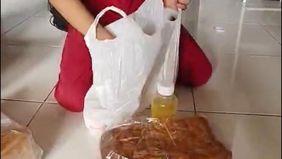 Sebuah video memperlihatkan momen penuh kebahagiaan seorang ibu saat tiga anaknya yang masih mengenakan seragam sekolah dasar (SD) membawa pulang paket Makan Bergizi Gratis (MBG) edisi Ramadan. Video itu dibagikan oleh akun TikTok @maulidaliza23 dan 