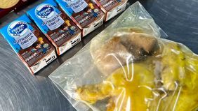 Menu makanan Ramadan yang disediakan Satuan Pelayanan Pemenuhan Gizi (SPPG) Cimahi Citeureup 3, Kota Cimahi, Jawa Barat, benar-benar menggiurkan. Salah satu yang membuat tercengang adalah ayam ungkepnya yang berukuran jumbo.