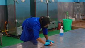 Janda bernama Tri Wahyuni (52 tahun) di Satuan Pelayanan Pemenuhan Gizi (SPPG) Pucangan 1 Kartasura, Kabupaten Sukoharjo, Jawa Tengah meminta Presiden RI Prabowo Subianto tak menghentikan program Makan Bergizi Gratis (MBG).