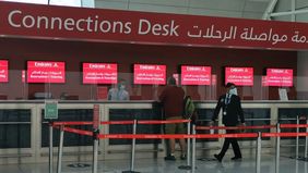 Insiden terjadi di salah satu terminal Bandar Udara Internasional Dubai, Uni Emirat Arab (UEA), pada Minggu, 1 Maret 2026 dini hari. Peristiwa tersebut mengakibatkan sedikitnya empat orang mengalami luka.