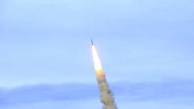 Pasukan pertahanan udara Qatar dilaporkan berhasil menggagalkan sejumlah serangan yang dilancarkan Iran pada Sabtu, 28 Februari 2026. Informasi tersebut disampaikan Kementerian Pertahanan Qatar dalam pernyataan resminya.