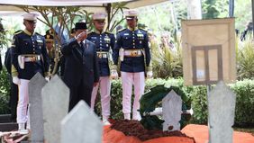 Prabowo Subianto memimpin prosesi pemakaman kenegaraan Almarhum Wakil Presiden Republik Indonesia ke-6, Jenderal TNI (Purn) Try Sutrisno, sebagai Inspektur Upacara di Taman Makam Pahlawan (TMP) Kalibata.