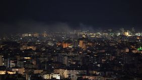 Israel pada Senin, 2 Maret 2026, melancarkan serangan udara baru yang menargetkan Teheran serta memperluas kampanye militernya hingga mencakup militan Hezbollah di Lebanon yang didukung Iran.