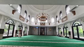 Memasuki pekan pertama Ramadhan, tradisi safari tarawih atau berkeliling masjid semakin diminati. Selain mencari suasana yang nyaman dan sejuk agar ibadah lebih khusyuk, banyak masjid juga menyediakan takjil, buka puasa bersama, tadarus.
