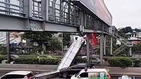 Aparat kepolisian memastikan tidak ada korban jiwa dalam peristiwa robohnya papan reklame di Jembatan Penyeberangan Orang (JPO) Tol Kebon Jeruk Baru, Jakarta Barat, tepatnya di seberang KPP Pratama Jakarta Kembangan, pada Sabtu, 28 Februari 2026.