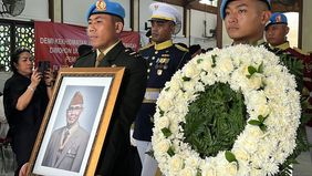 Prosesi penghormatan terakhir untuk Wakil Presiden ke-6 RI, Try Sutrisno, berlangsung khidmat di Masjid Agung Sunda Kelapa, Senin, 2 Maret 2026. Jenazah tiba di lokasi sekitar pukul 11.17 WIB sebelum disholatkan dan selanjutnya dimakamkan di TMP Kali