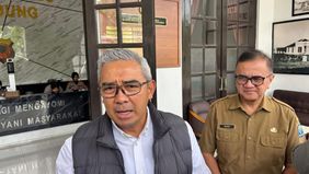 Wali Kota Bandung Muhammad Farhan memutuskan menghentikan sementara seluruh izin pembangunan proyek Bus Rapid Transit Bandung setelah menemukan sejumlah persoalan pada kualitas pengerjaan infrastruktur di lapangan.