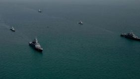 Arus kapal tanker minyak yang melintasi Selat Hormuz turun drastis menyusul lonjakan risiko keamanan di kawasan tersebut. Lebih dari 700 kapal kini dilaporkan menunggu di kedua sisi jalur pelayaran strategis itu.