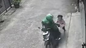 Aparat Polsek Grogol Petamburan meringkus seorang penjambret berinisial BAS (28) yang sempat berpura-pura menolong korban lansia usai melakukan aksi kriminal di kawasan Jelambar Baru, Grogol Petamburan, Jakarta Barat.